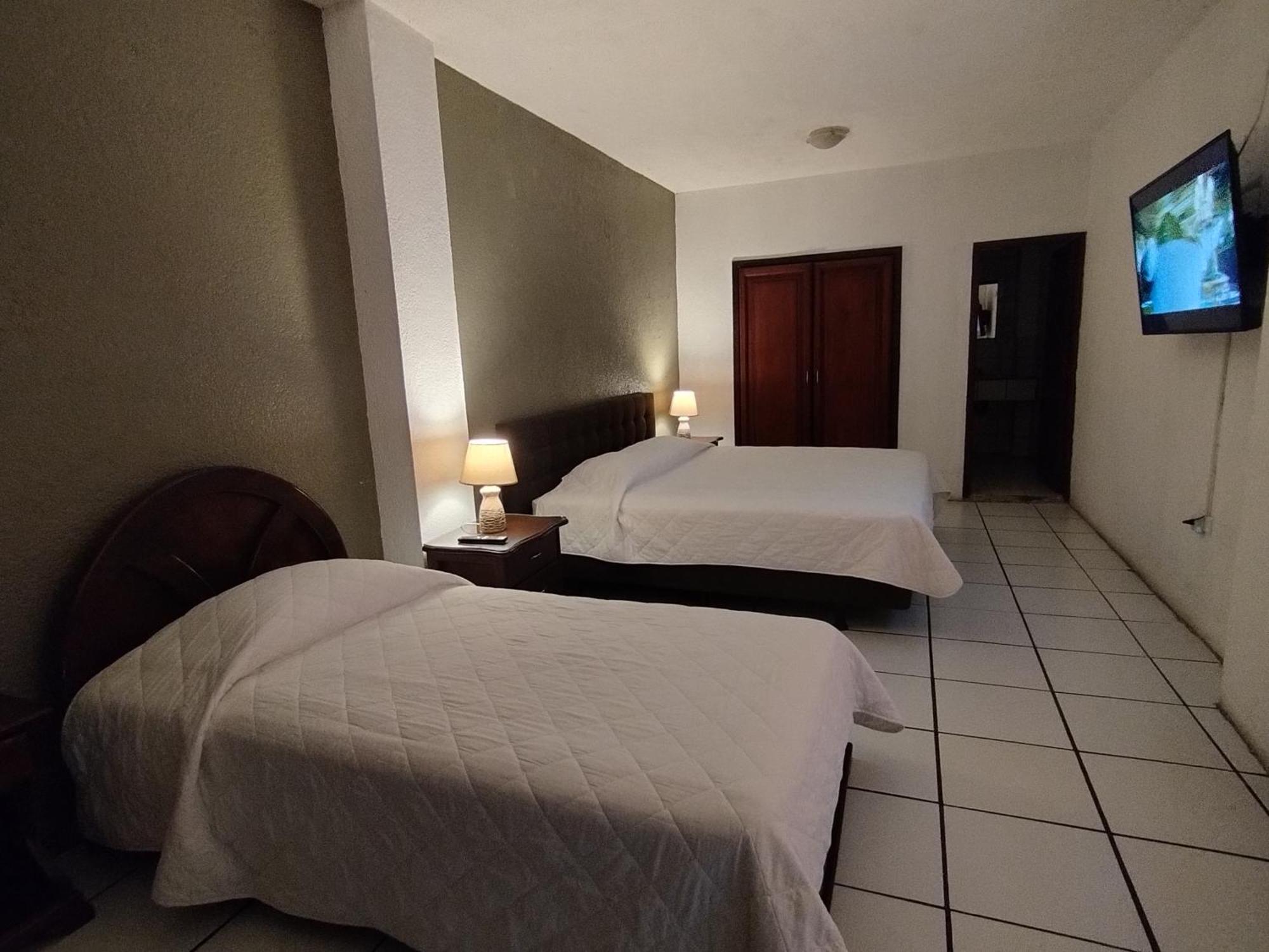 Hotel Puerta Del Sol サント・ドミンゴ・デ・ロス・コロラドス エクステリア 写真