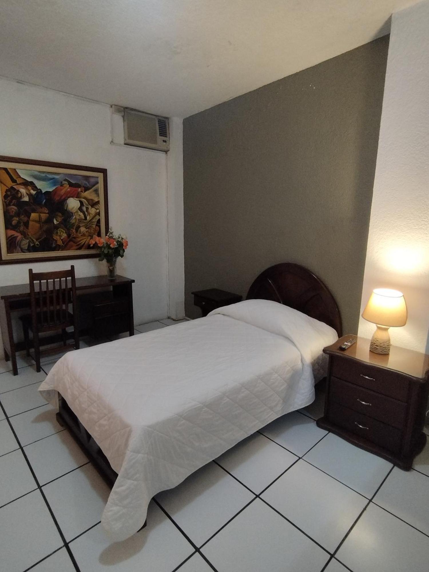 Hotel Puerta Del Sol サント・ドミンゴ・デ・ロス・コロラドス エクステリア 写真