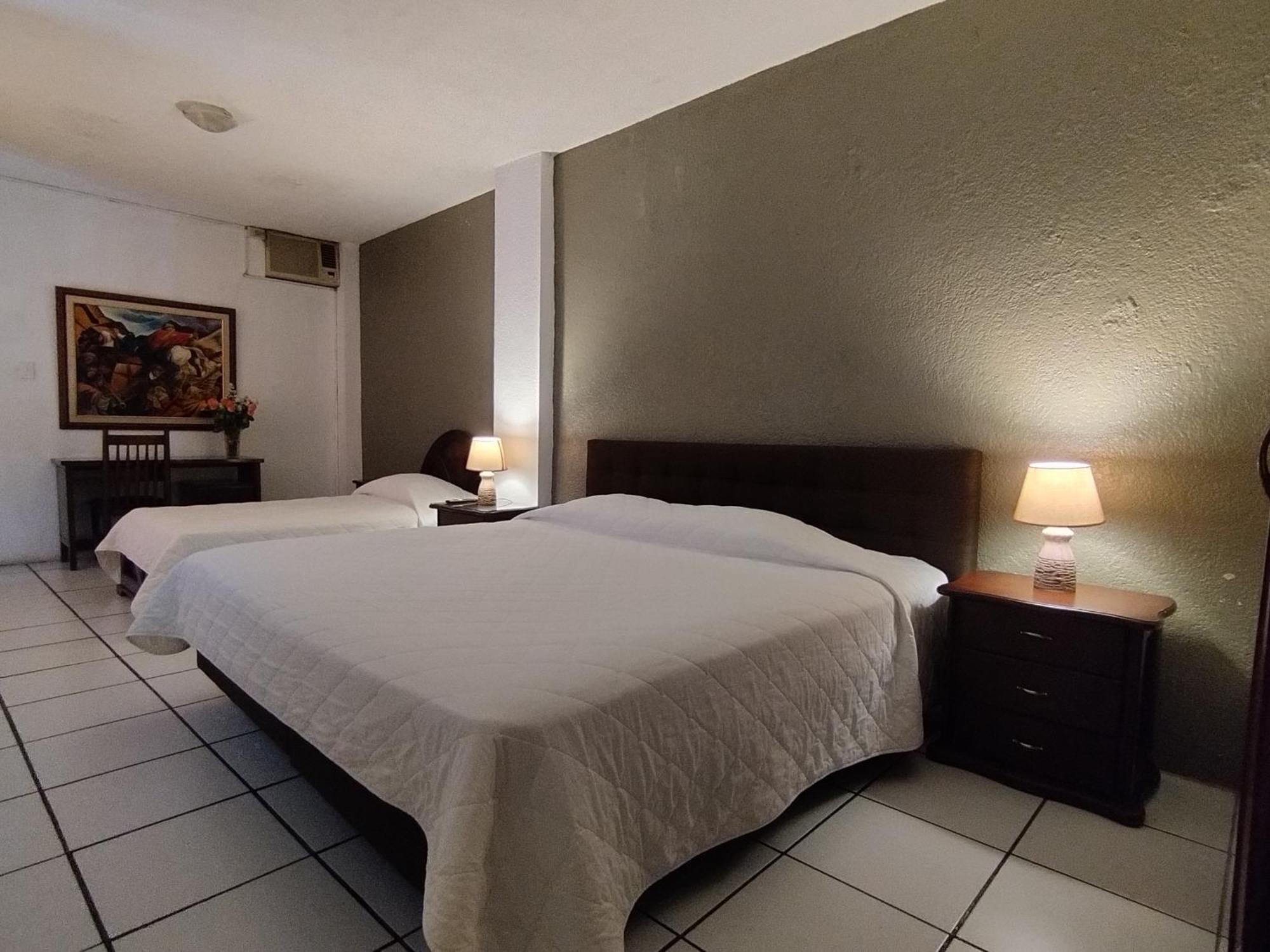Hotel Puerta Del Sol サント・ドミンゴ・デ・ロス・コロラドス エクステリア 写真