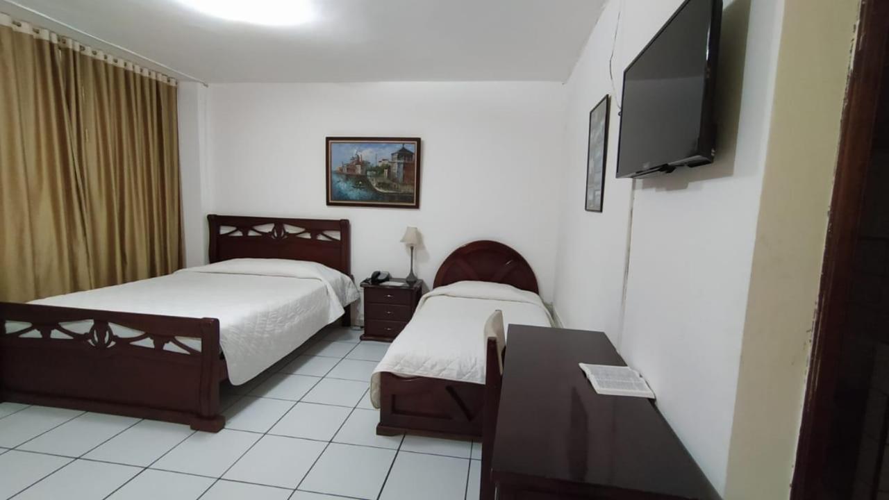 Hotel Puerta Del Sol サント・ドミンゴ・デ・ロス・コロラドス エクステリア 写真