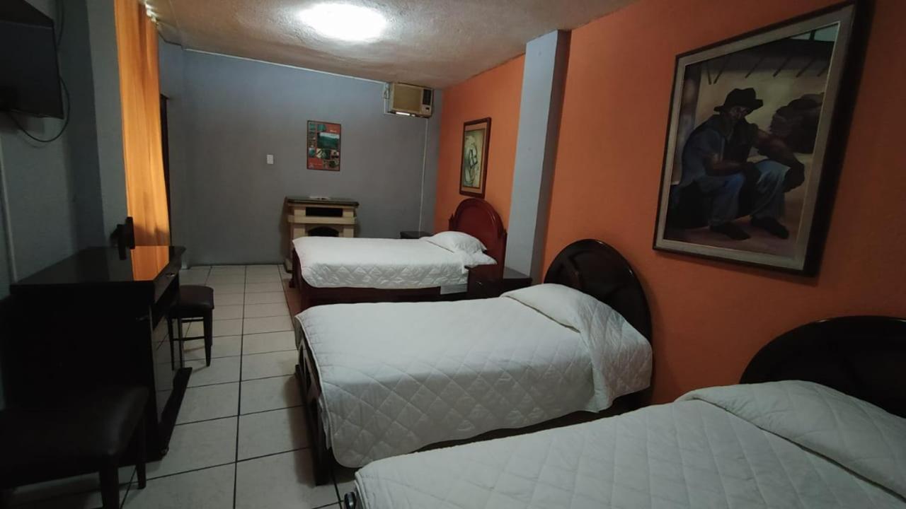 Hotel Puerta Del Sol サント・ドミンゴ・デ・ロス・コロラドス エクステリア 写真
